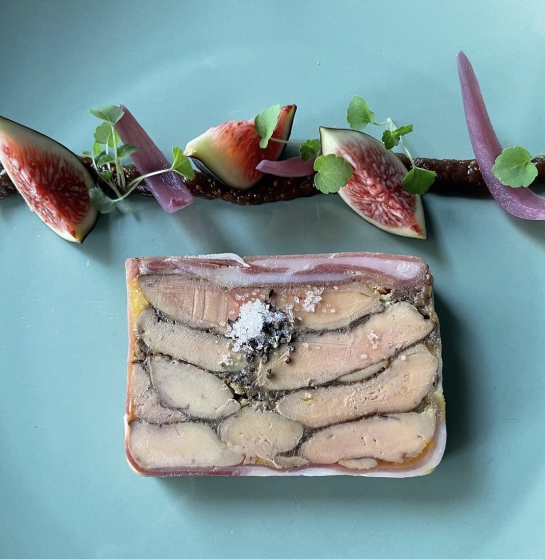 foie gras poché en terrine au vin rouge et lard de colonata